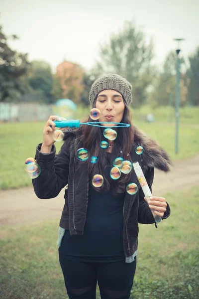 Mujer soplando burbujas jabón — Foto de Stock