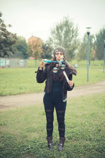 Žena, foukání bublin mýdlo — Stock fotografie