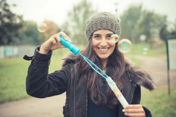 Donna che soffia bolle di sapone — Foto Stock