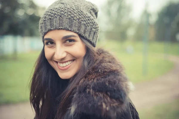 Brünette Frau mit warmem Hut — Stockfoto