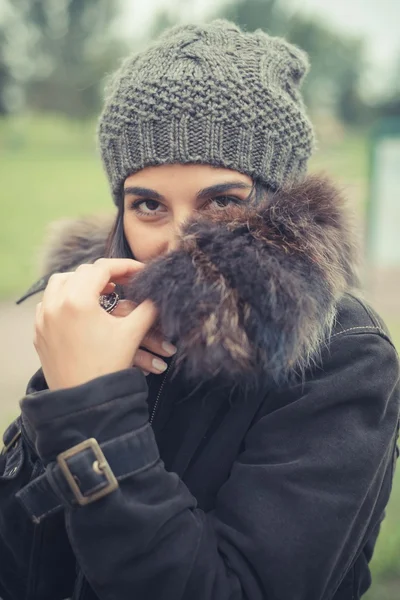 Junge Frau im Park — Stockfoto