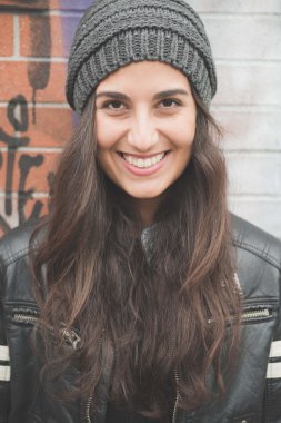 Gülümseyen esmer kadın.