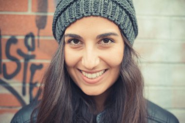 Gülümseyen esmer kadın.