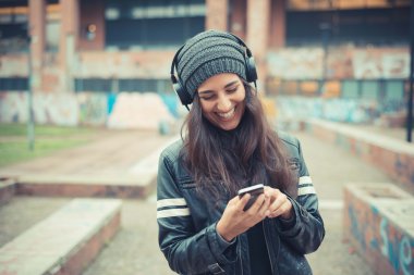 Kulaklıkla müzik dinleyen kadın