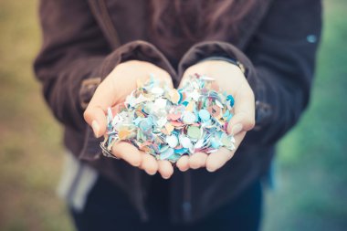 Kadın holding konfeti elinde