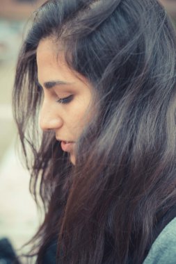 Güzel esmer kadın.