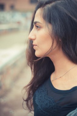 Güzel esmer kadın.