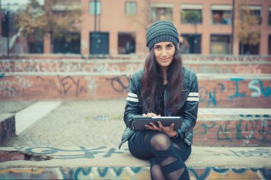 Tablet kullanan kadın