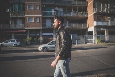 Sakallı adam sokakta