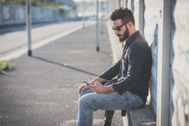 Sakallı adam akıllı telefon kullanma