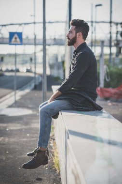 Çekici sakallı adam.