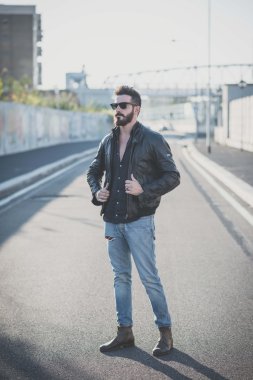 Sakallı adam sokakta ayakta