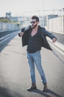 Sakallı adam sokakta ayakta