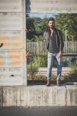 Çekici sakallı adam.