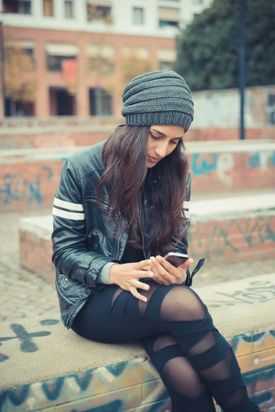 Femme utilisant un smartphone — Photo