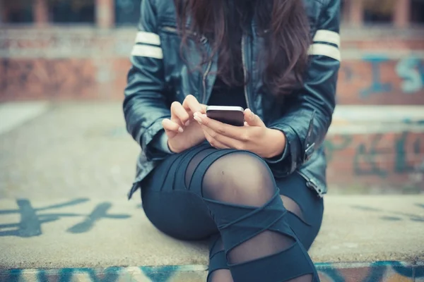 Manos usando smartphone — Foto de Stock