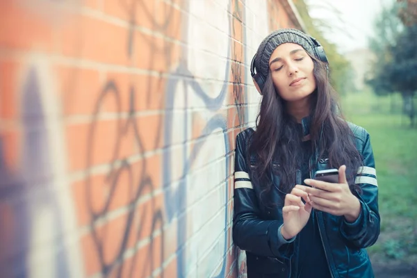 Kvinde lytter musik med hovedtelefoner - Stock-foto