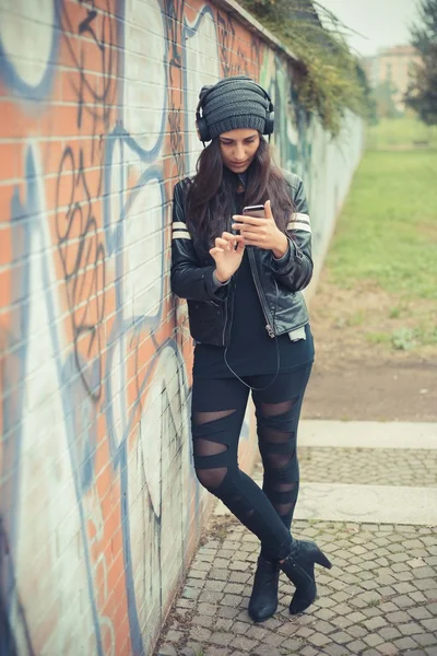 Mujer escuchando música en auriculares — Foto de Stock