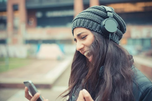Жінка слухає музику з навушниками — стокове фото