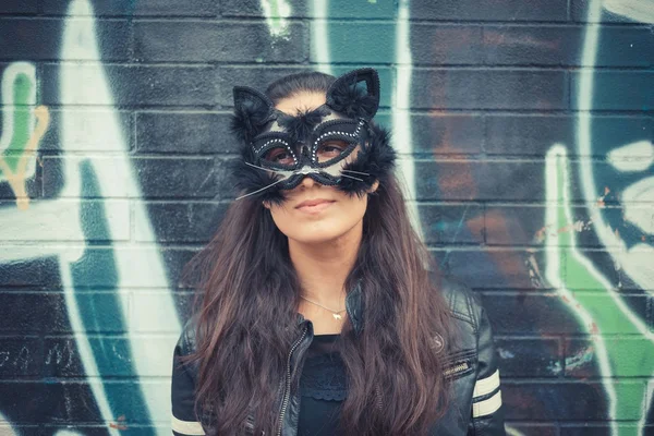 Frau mit Katzenmaske — Stockfoto