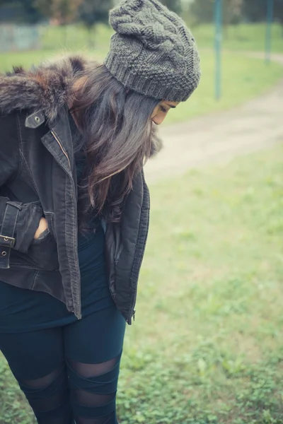 Mulher andando no parque — Fotografia de Stock