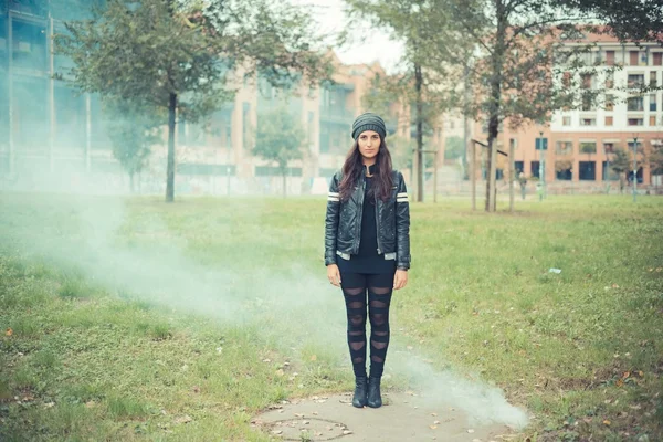 Mulher com bomba de fumaça no parque — Fotografia de Stock