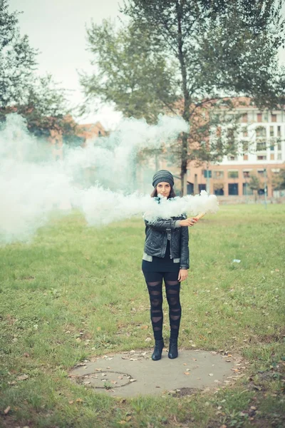 Kobieta gospodarstwa smoke bomb — Zdjęcie stockowe