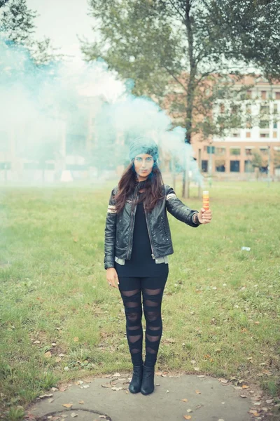 Mulher segurando bomba de fumaça — Fotografia de Stock