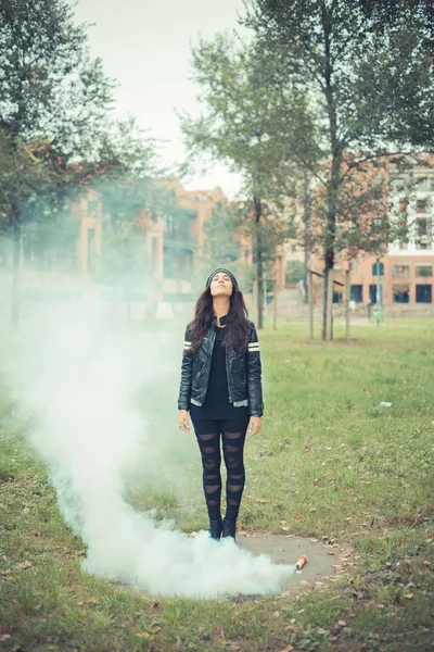 Mulher com bomba de fumaça no parque — Fotografia de Stock