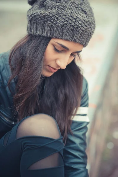 Frau sitzt im Park — Stockfoto