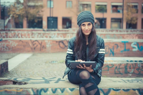 Mujer usando tableta —  Fotos de Stock