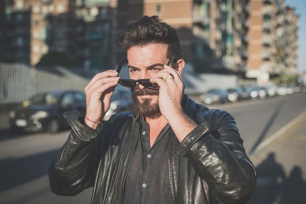 Sakallı adam güneş gözlüğü takıyor — Stok fotoğraf