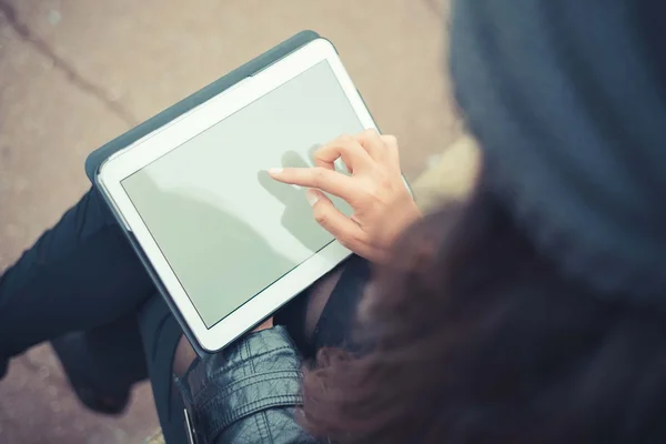 Händer med digital tablet — Stockfoto