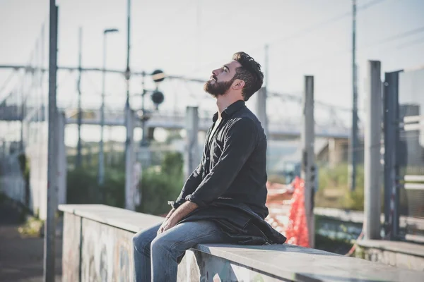 Aantrekkelijke man met baard — Stockfoto