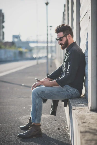 Bärtiger Mann mit Smartphone — Stockfoto