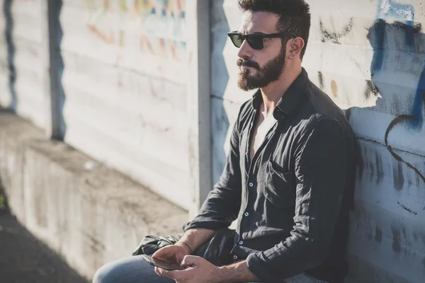 Sakallı adam akıllı telefon kullanma