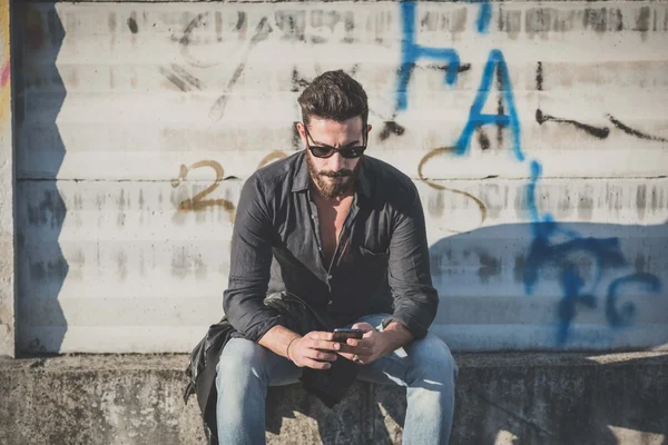 Homme barbu utilisant un smartphone — Photo