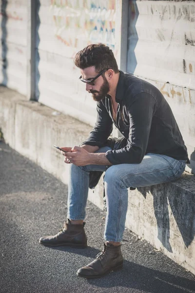 Homem barbudo usando smartphone — Fotografia de Stock