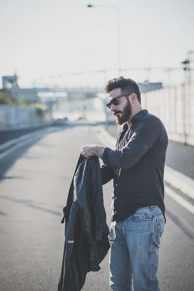 Uomo barbuto in piedi sulla strada — Foto Stock