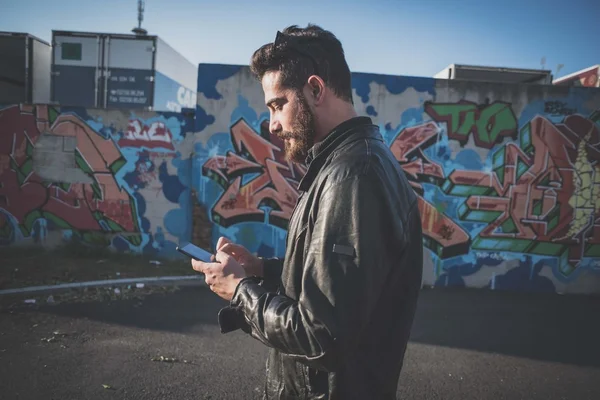 Бородатый мужчина с помощью смартфона — стоковое фото
