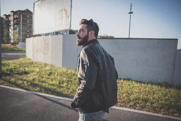 Aantrekkelijke man met baard — Stockfoto