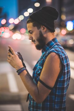 Smartphone kullanarak ve müzik dinleme hipster adam