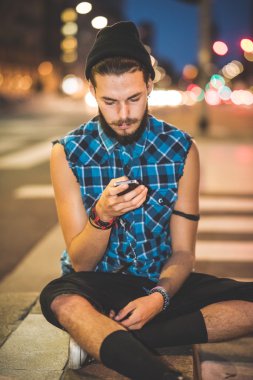 Smartphone kullanarak ve müzik dinleme hipster adam