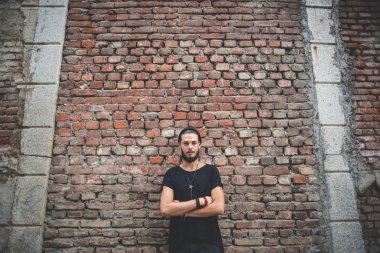 Sakallı adam katlanmış silah ile