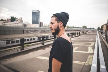 Hipster adam tren istasyonu