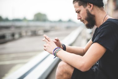 Adam akıllı telefon kullanarak ve müzik dinlemek