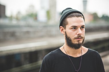 Sakallı hippi adam şehirde poz