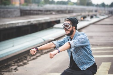 Sakallı hippi adam havacı gözlük