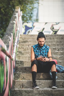 Müzik dinleme ve merdivenlerde oturan adam