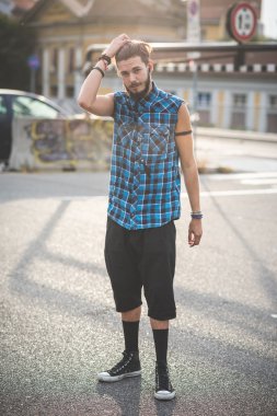 Adam sokakta güneşli bir günde ayakta